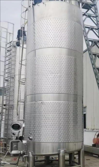 Vertical stainless steel tanks